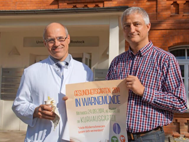 Prof. Dr. Wolfram Mittelmeier (li.) und Rene Portwich laden zum Gesundheitsgarten 2014 in den Kurhausgarten Warnemünde.(1)