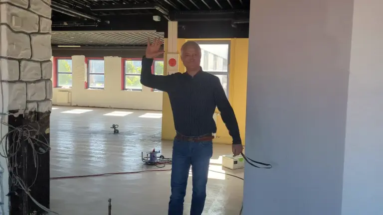 Herr Portwich beim Umbau in Güstrow