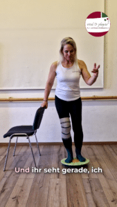 Mitmachmontage: conny zeigt übungen auf dem balanceboard Mitmachmontage: conny zeigt übungen auf dem balanceboard